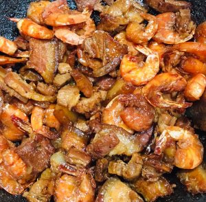 Caramelized pork belly with baby shrimps