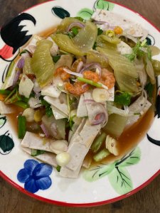 Salade de laitue marinée aux crevettes séchées