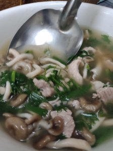 Soupe de champignons laotienne au porc