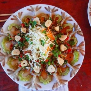Salades épicées aux crevettes marinées