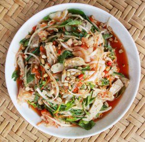 Salade piquante de jambon à la laotienne