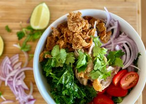 Salade de poulet frit au kale et vinaigrette lao