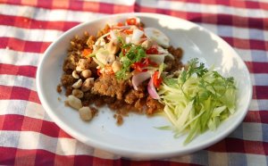 Salade de poisson-chat croustillant